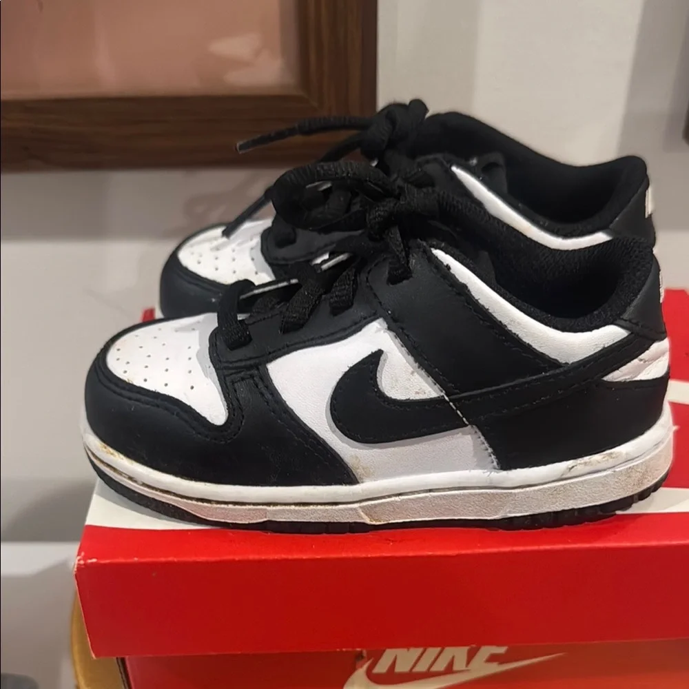Nike Black and White Sneakers for Everyday Comfort - Picture 3 of 4